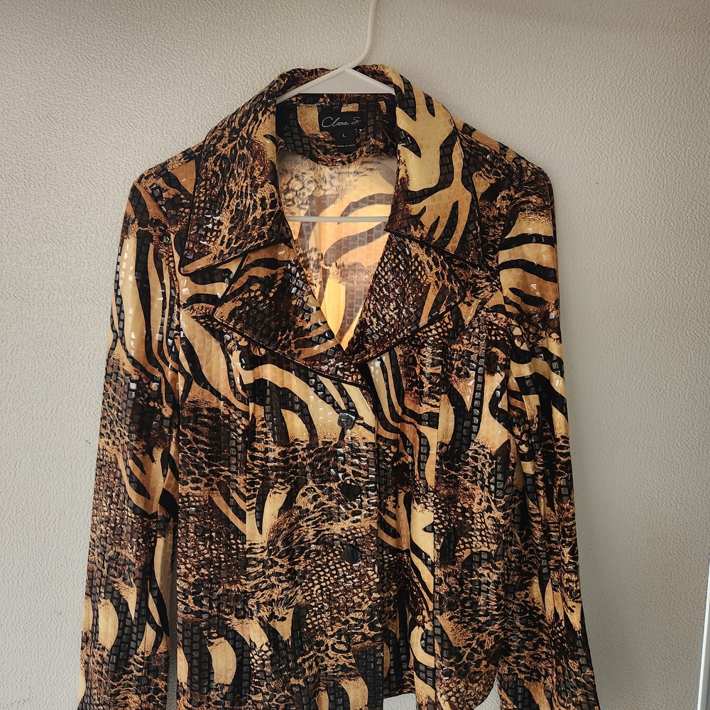 Chic Animal Print Blouse in Brown Tones